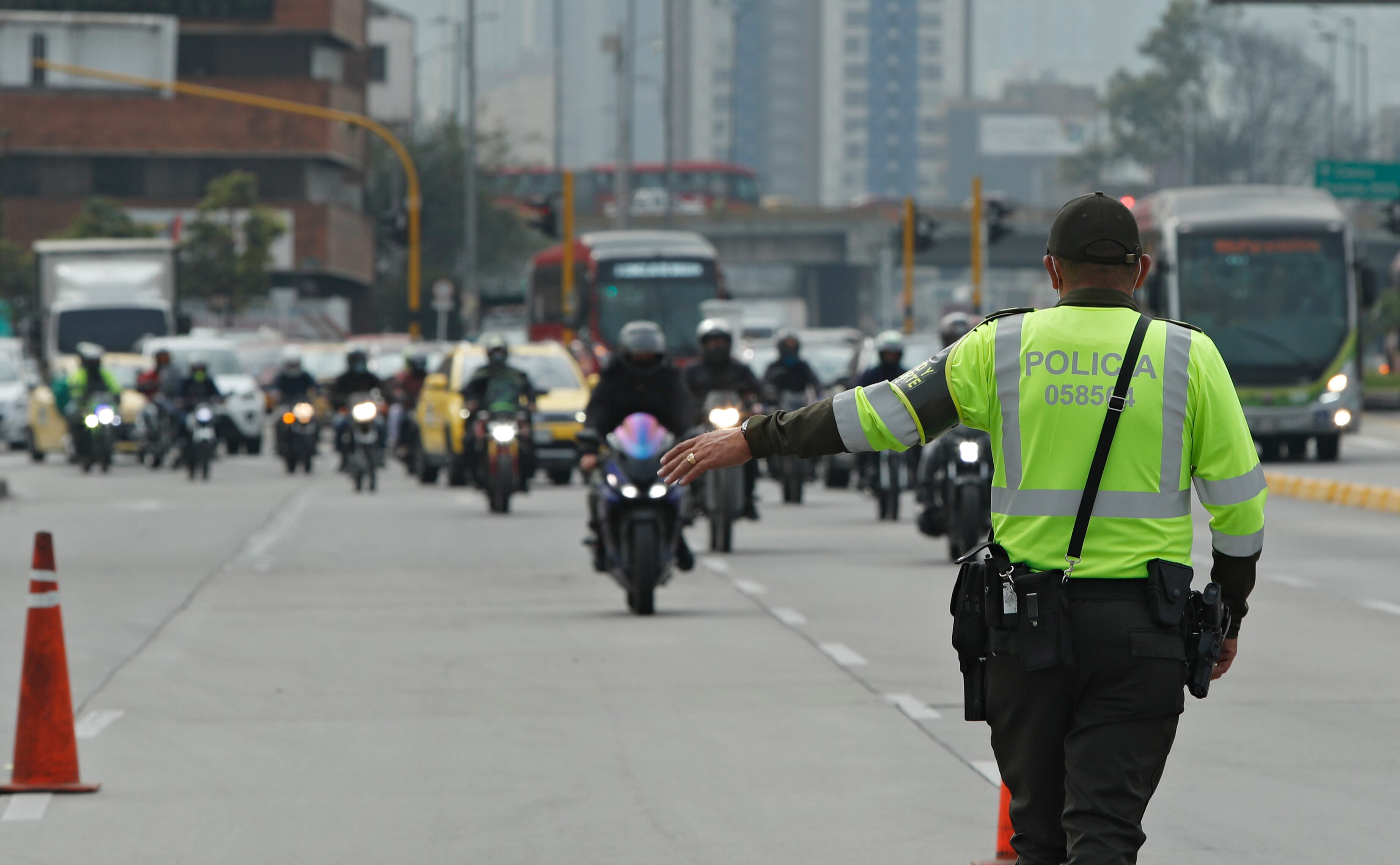 Movilidad en Bogotá en la primera semana de pico y placa todo el dia puesto de control policia de transito
Bogotá enero 12 del 2022
Foto Guillermo Torres Reina