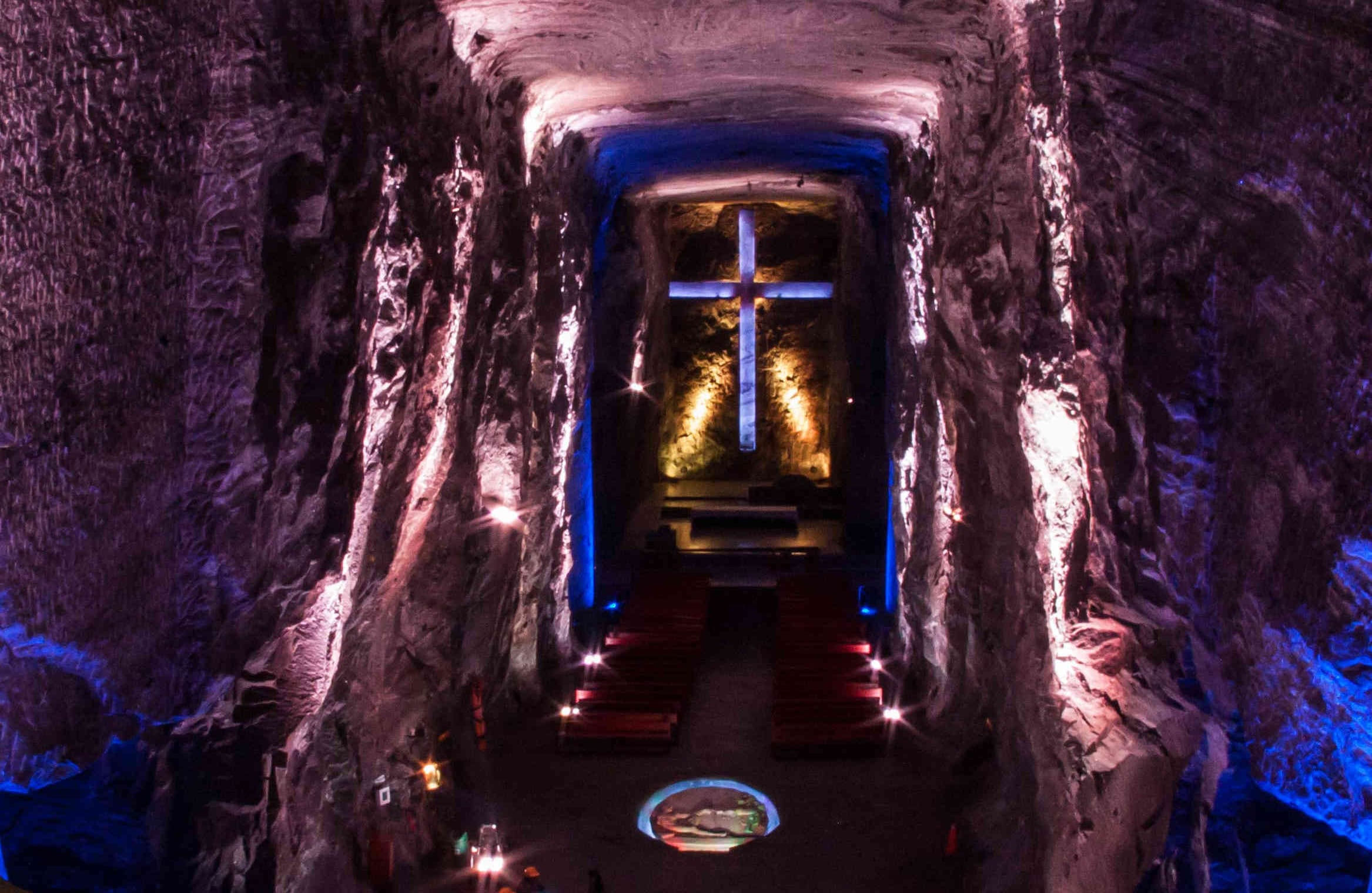 Sepultada en las profundidades de la Cordillera Oriental esta catedral construida desde 1995 representa la simbiosis perfecta entre el trabajo del hombre y las increíbles formas creadas por la naturaleza. Es la 1era Maravilla de Colombia y fue propuesta entre las Nuevas siete maravillas del mundo moderno. ¿Cómo llegar? Ubicada a 49 kilómetros al norte de Bogotá. Se puede llegar por vía vehicular o férrea, con el Tren de la Sabana. Foto: Gobernación de Cundinamarca.