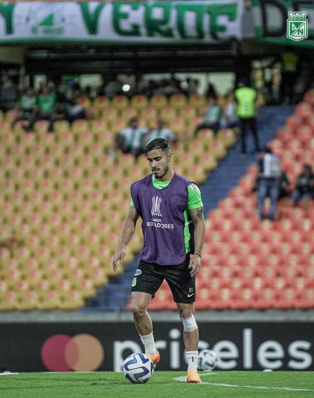 El delantero se ve entrenando en la previa del partido ante Patronato