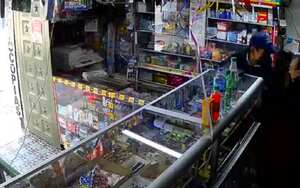 Imagen de cámara de seguridad captando el hurto.