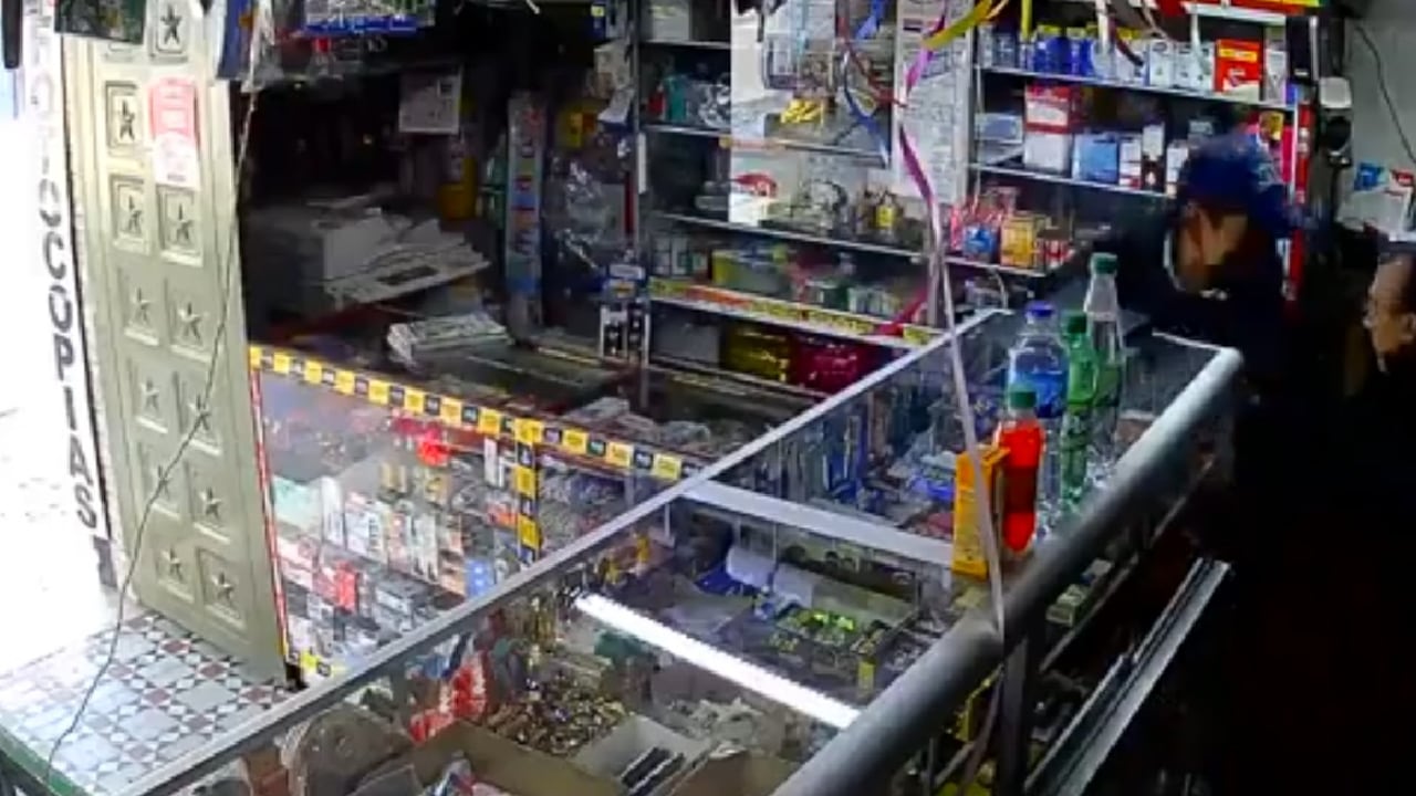 Imagen de cámara de seguridad captando el hurto.