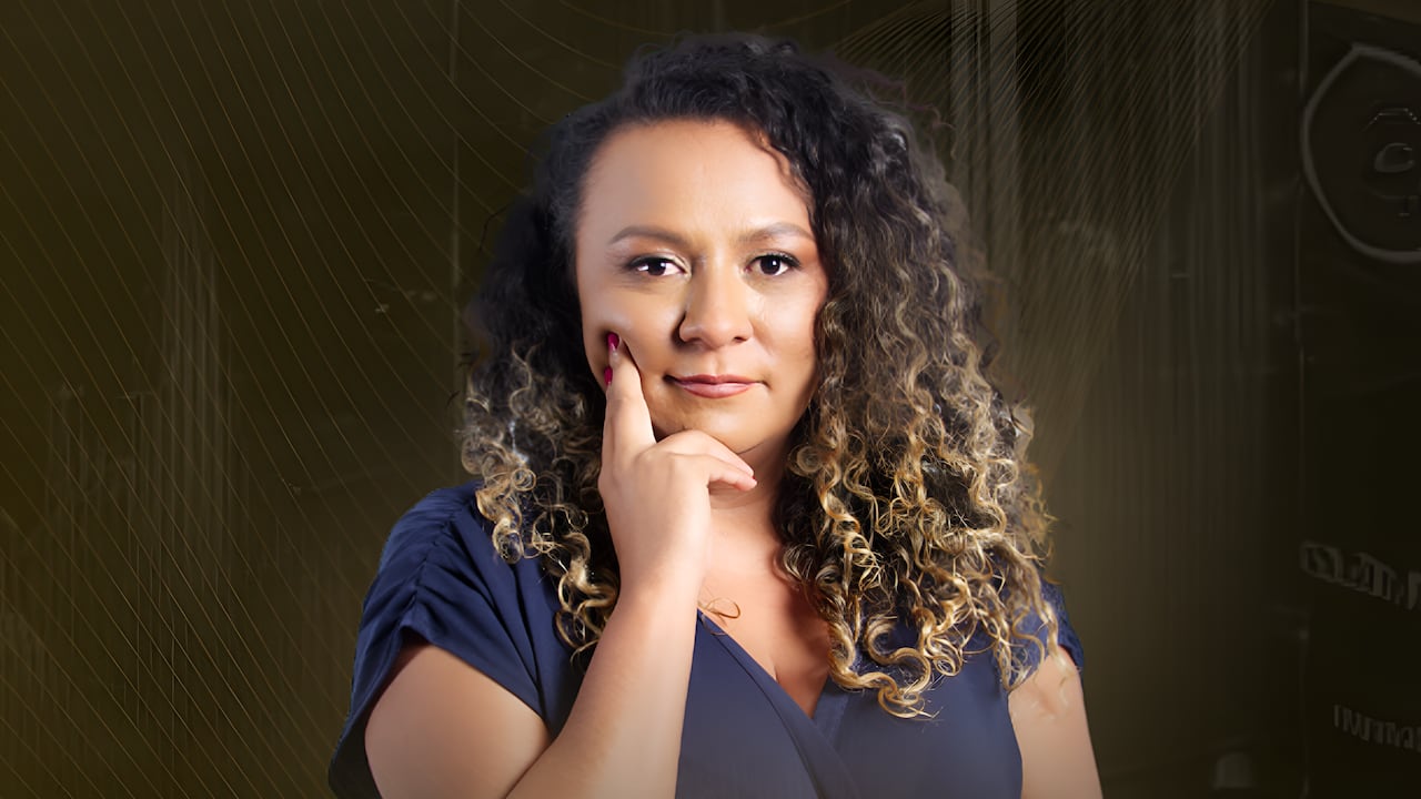 Para la experta, delegar de manera efectiva no significa simplemente deshacerse del trabajo, sino asignar tareas a los miembros del equipo de manera estratégica, considerando sus habilidades, experiencia y disponibilidad.