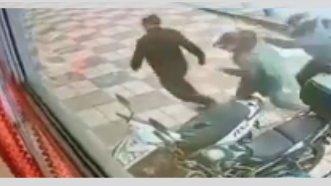 Ciudadano atraviesa vidrio de concesionario para huir de robo
