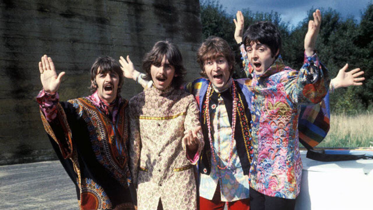Ringo Starr, George Harrison, John Lennon y Paul McCartney durante el rodaje de la película "Magical Mystery Tour", interpretando la canción "I Am The Walrus", 1967. Foto: Wikimedia Commons.