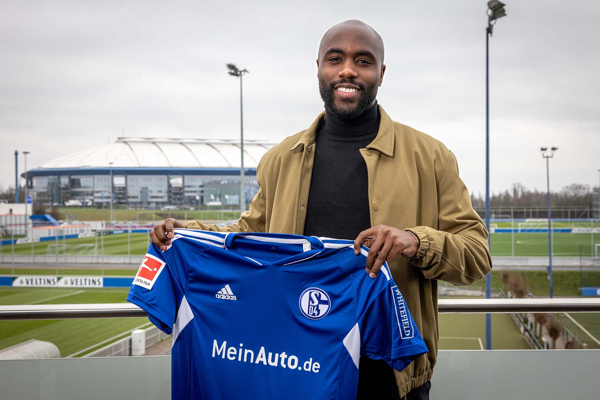 Eder Álvarez Balanta posando con la camiseta del Schalke en la ciudad deportiva