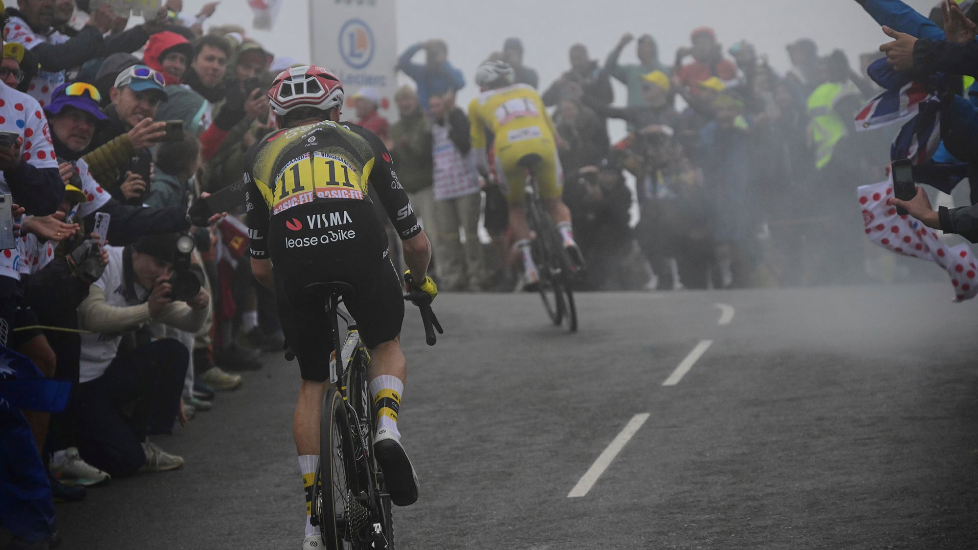 Jonas Vingegaard no puede seguir a Tadej Pogacar, que se aleja en el último kilómetro de la subida durante la decimoctava etapa de la carrera ciclista del Tour de Francia sobre 171,5 kilómetros (106,6 millas) con salida en Vif y final en Courchevel Col de la Loze. Jueves 24 de julio de 2025.