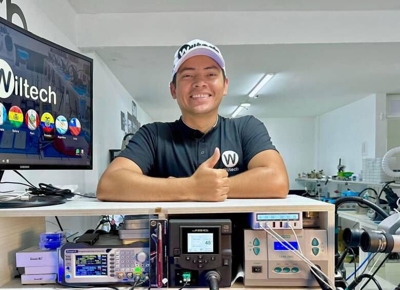 Wiltech, creador de contenido colombiano especializado en reparar teléfonos