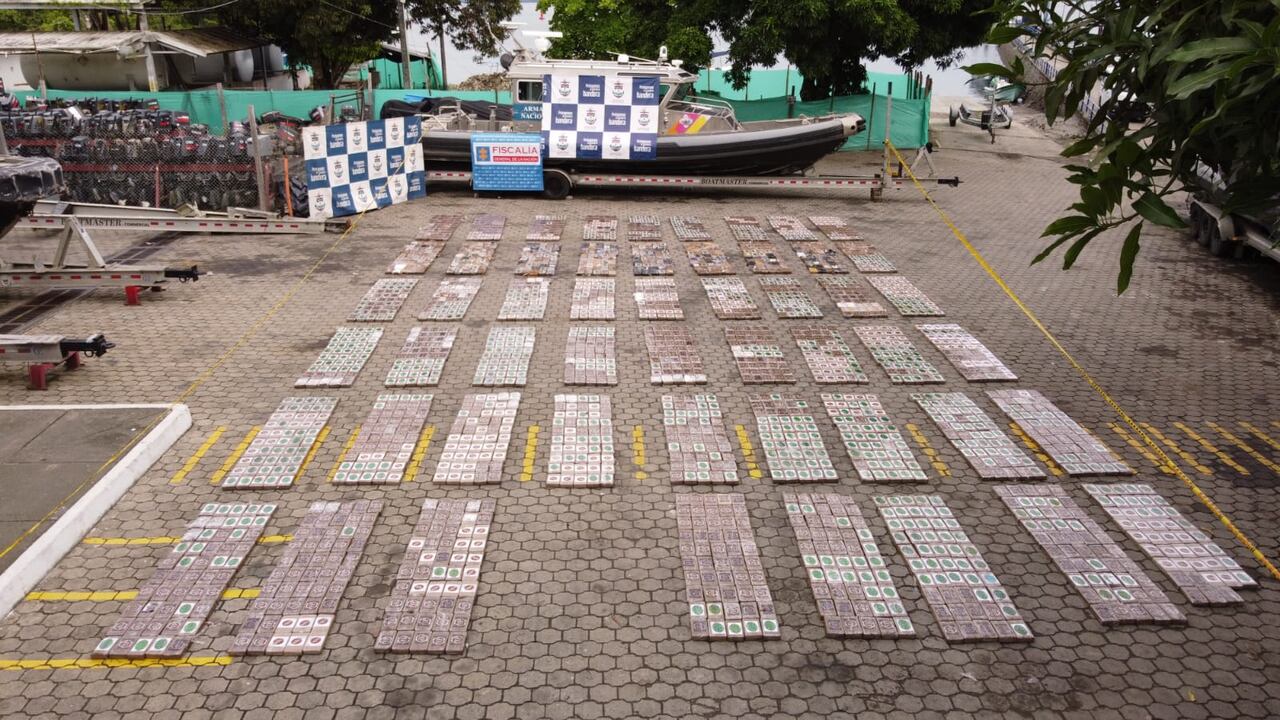 Así hallaron en el Pacífico dos personas muertas y más de dos toneladas de coca en un semisumergible.