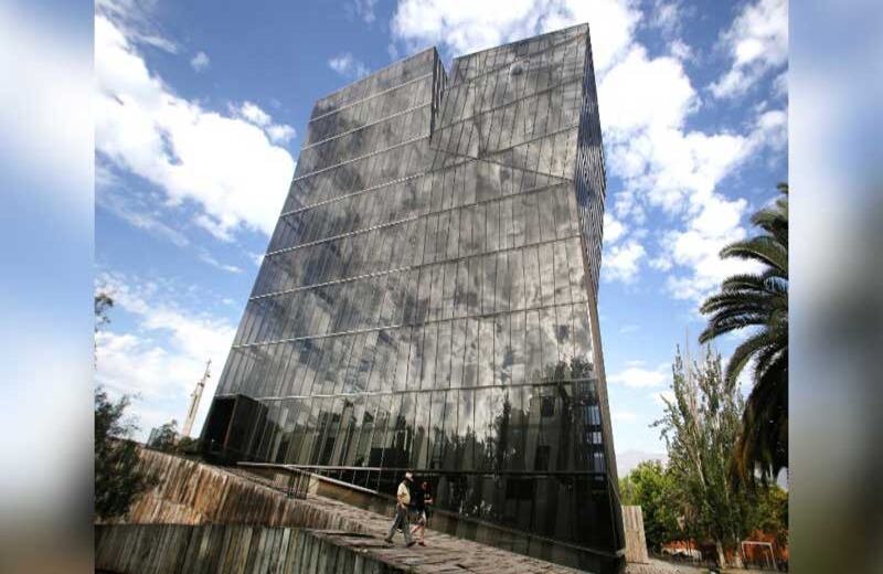 "Torres Siamesas", en Santiago, Chile. Foto: AFP PHOTO/CLAUDIO REYES