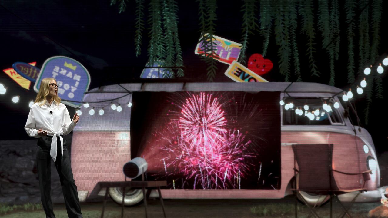 'The Freestyl'e de Samsung es un proyector portátil y ligero que muestra la imagen en un tamaño de hasta 100 pulgadas sobre cualquier superficie.(Photo by Ethan Miller/Getty Images)