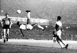 La estrella del fútbol brasileño Pelé patea una pelota en bicicleta durante un partido en un lugar desconocido, septiembre de 1968. Pelé, el rey brasileño del fútbol que ganó un récord de tres Copas del Mundo y se convirtió en una de las figuras deportivas más destacadas del siglo pasado, murió en Sao Paulo el jueves 29 de diciembre de 2022. Tenía 82 años. (AP Photo File)