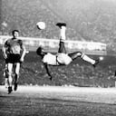 La estrella del fútbol brasileño Pelé patea una pelota en bicicleta durante un partido en un lugar desconocido, septiembre de 1968. Pelé, el rey brasileño del fútbol que ganó un récord de tres Copas del Mundo y se convirtió en una de las figuras deportivas más destacadas del siglo pasado, murió en Sao Paulo el jueves 29 de diciembre de 2022. Tenía 82 años. (AP Photo File)