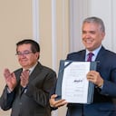 El ministro de Salud y Protección Social, Fernando Ruiz Gómez, y el presidente de Colombia, Iván Duque, en la sanción del Plan Decenal de Salud Pública.