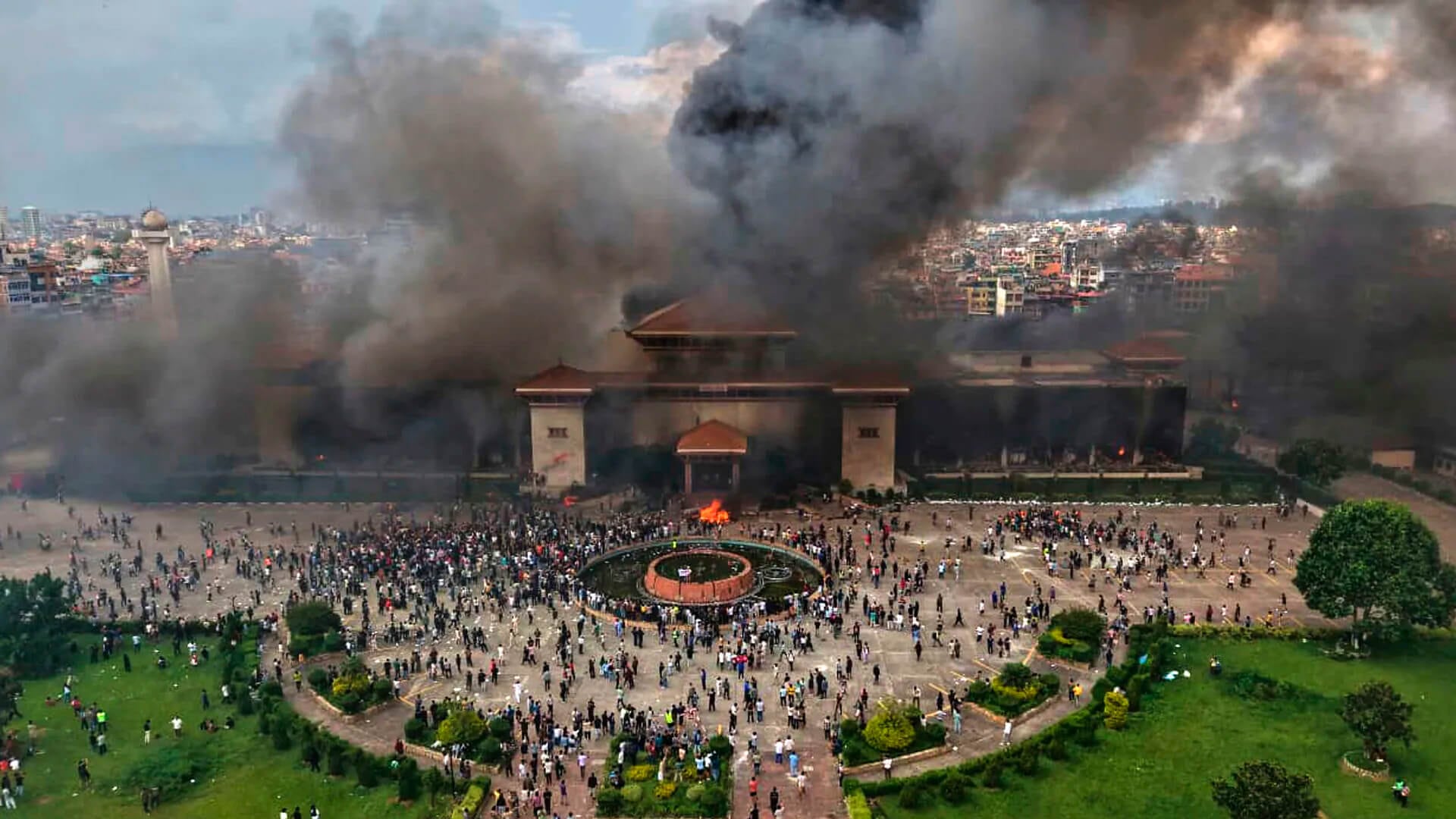 Manifestantes en el edificio del parlamento de Nepal tras incendiarlo en protesta contra la prohibición de redes sociales y la corrupción. Katmandú, martes 9 de septiembre de 2025.