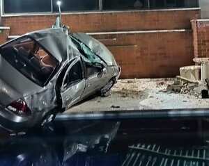 Carro cayó desde un tercer piso a la pisa en Medellín.