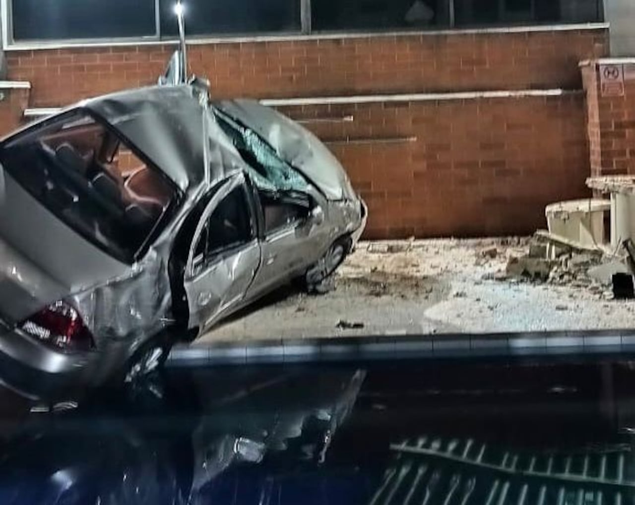 Carro cayó desde un tercer piso a la pisa en Medellín.