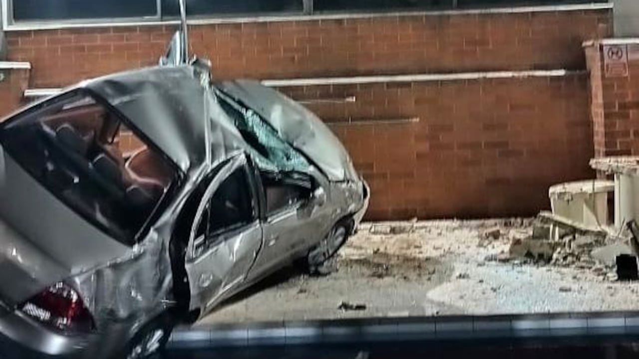 Carro cayó desde un tercer piso a la pisa en Medellín.