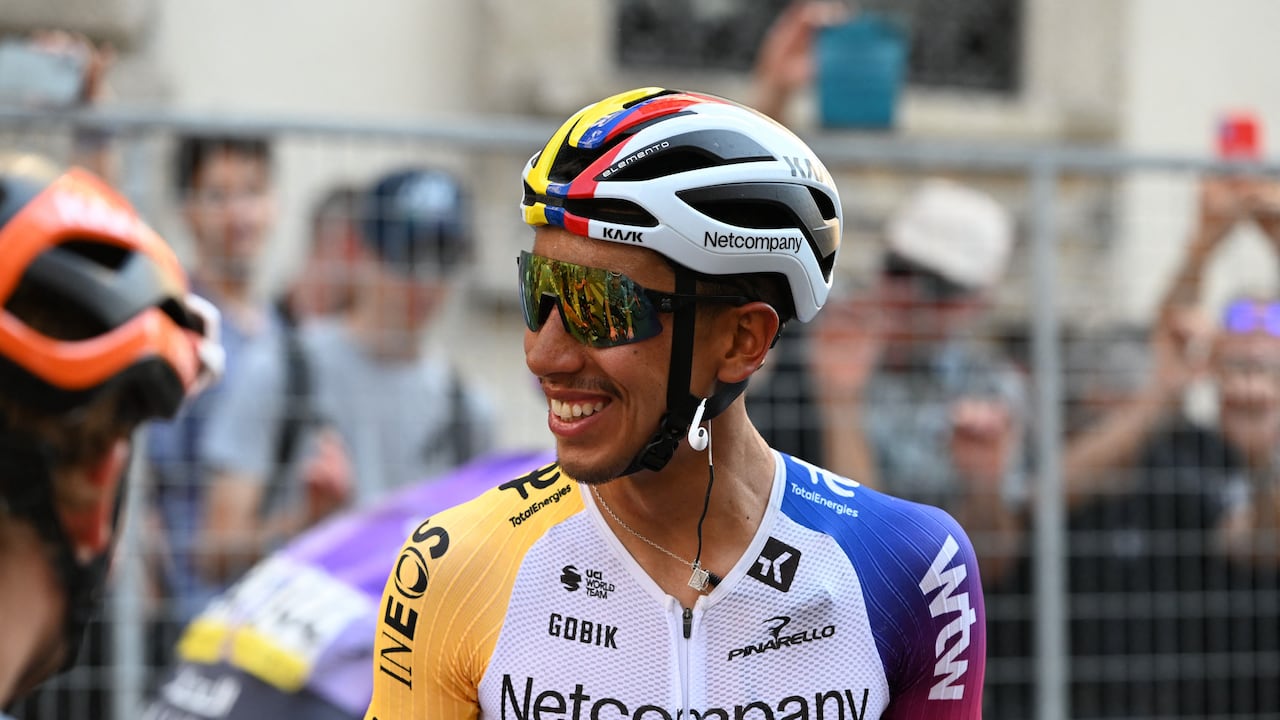 Egan Bernal sonríe en el Giro de Italia 2026.