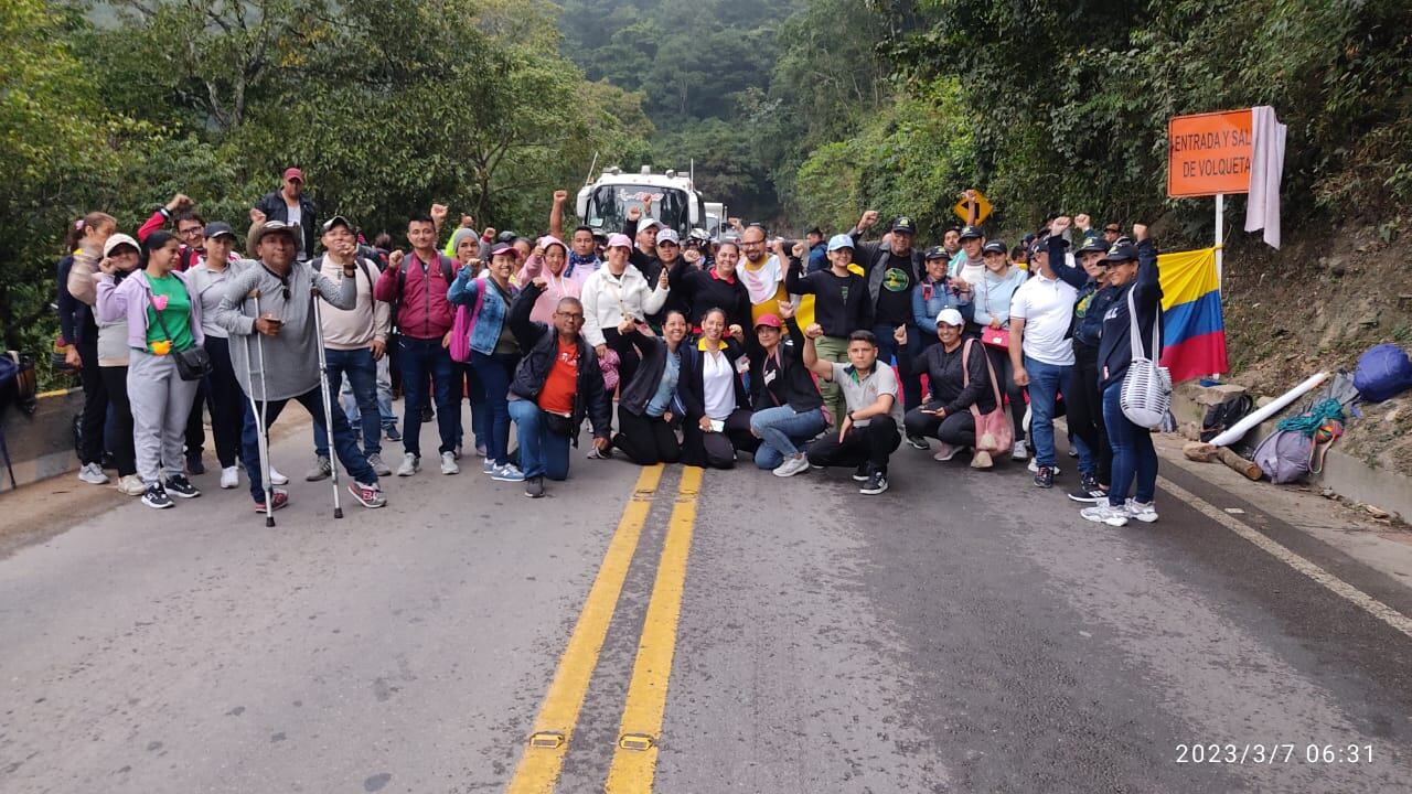 Hay miles de vehículos represados en la vía.