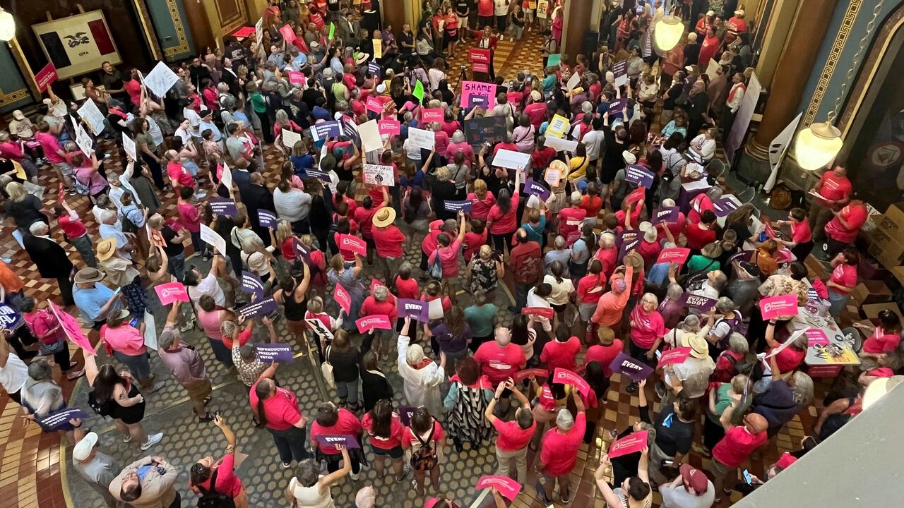 Iowa se une a los estados que prohíben el aborto a la sexta semana de embarazo.