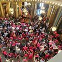 La demócrata Jennifer Konfrst habla a manifestantes que protestan en el Capitolio de Iowa para oponerse a una nueva prohibición al aborto a partir de aproximadamente las seis semanas de embarazo, propuesta por legisladores republicanos en una sesión especial el martes 11 de julio de 2023. (AP Foto/Hannah Fingerhut)