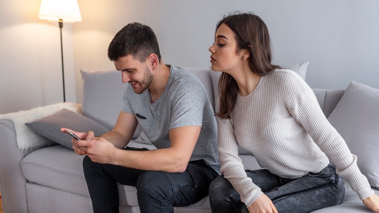 Explorando la oscuridad digital: Qué revelan los movimientos secretos en el teléfono de su ser querido.