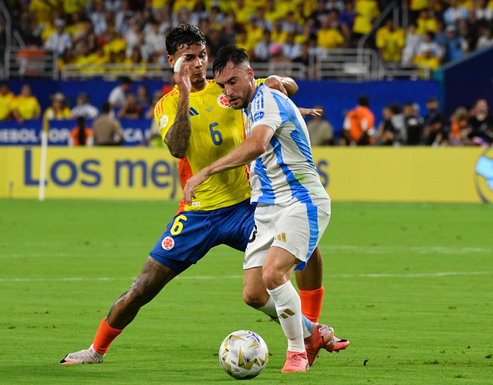 Richard Ríos disputa un balón con Nicolás Tagliafico en la final de la Copa América 2024.