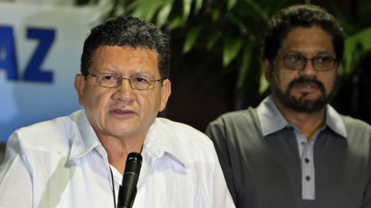 Los miembros de la delegación de las FARC en los diálogos de paz con el Gobierno. Jorge Torres Victoria, alias 'Pablo Catatumbo' (i), y Luciano Marín Arango, alias 'Iván Márquez' (d), a su llegada al Palacio de Convenciones de La Habana (Cuba), este martes 20 de agosto.