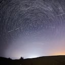 Fotomontaje tomado el 13 de agosto de 2021 que muestra el cielo nocturno durante la lluvia de meteoritos de las Perseidas sobre una zona de demostración ecológica de Engebei en el desierto de Kubuqi, en la Región Autónoma de Mongolia Interior, en el norte de China.