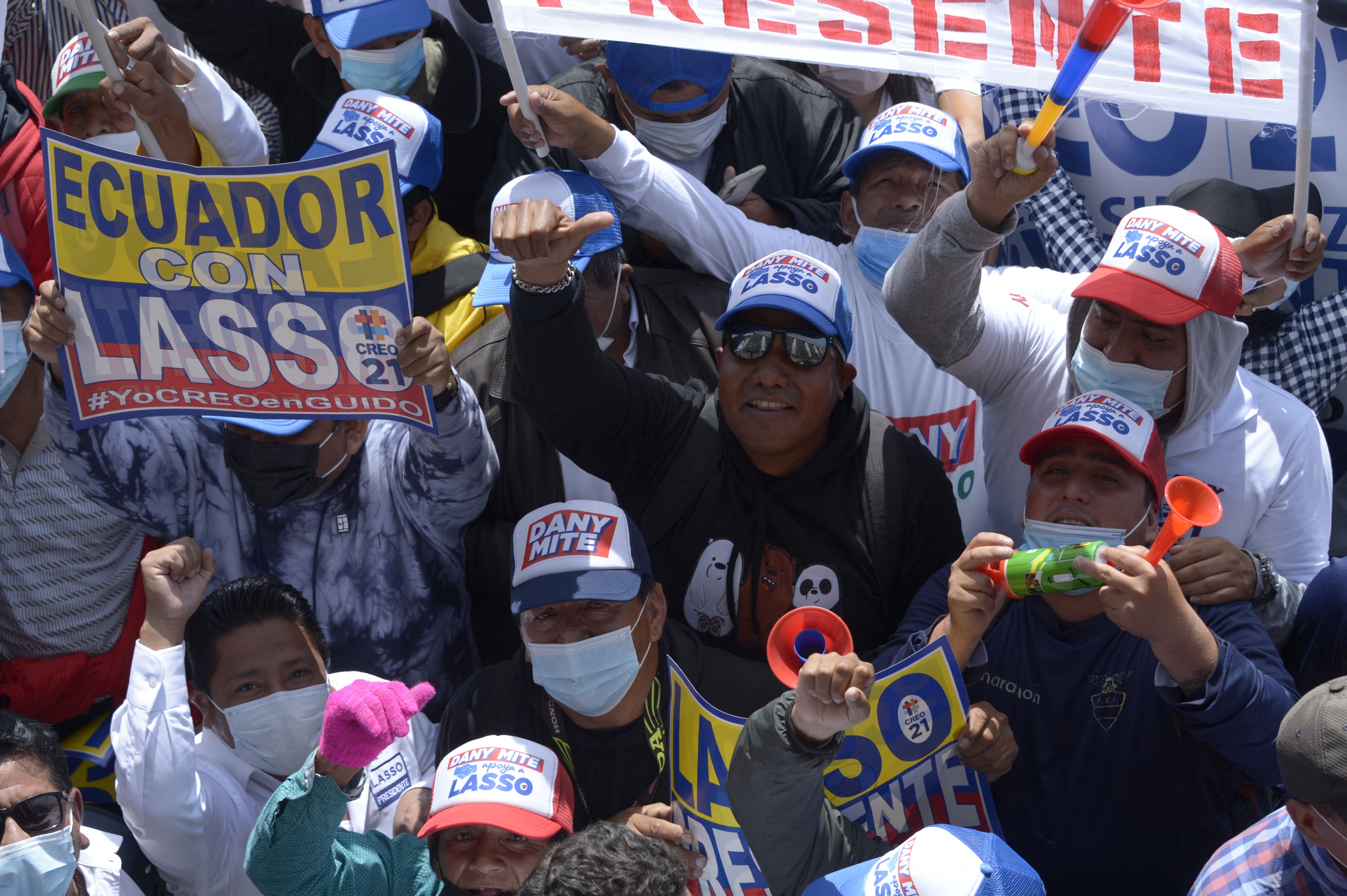 Simpatizantes del presidente de Ecuador, Guillermo Lasso, se manifiestan frente al palacio presidencial de Carondelet en Quito, el 20 de octubre de 2021. - El presidente de Ecuador, Guillermo Lasso, se negó el miércoles a acudir al Congreso dominado por la oposición para dar su versión del escándalo que lo involucra en los "Documentos de Pandora". ". (Foto de RODRIGO BUENDIA / AFP)