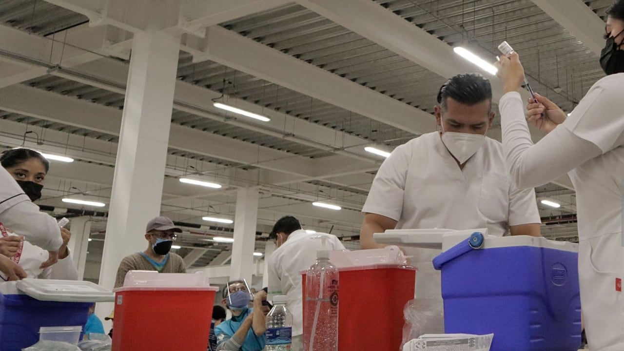 Surgen nuevas estrategias en el mundo para contrarrestar la pandemia del covid-19. FDA EE. UU. autorizó refuerzo anticovid de Pfizer para jóvenes.