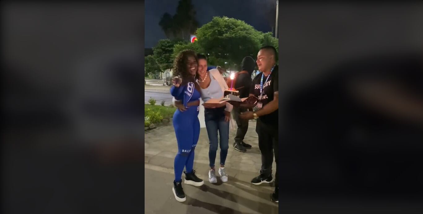 Miembros de la fundación le celebraron el cumpleaños a la mujer.