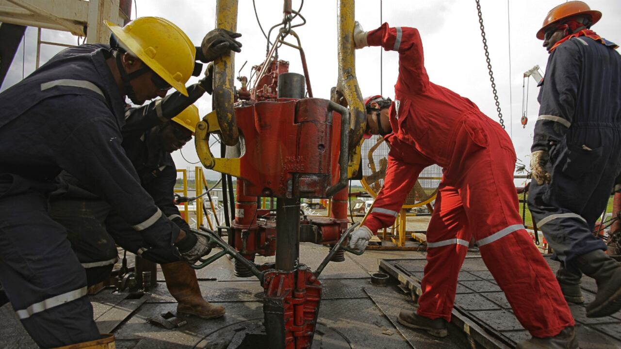 La norma que operará durante los siguientes dos años, señala que la totalidad de la mano de obra no calificada contratada en los términos de este decreto., deberá en principio, ser residente del municipio.
