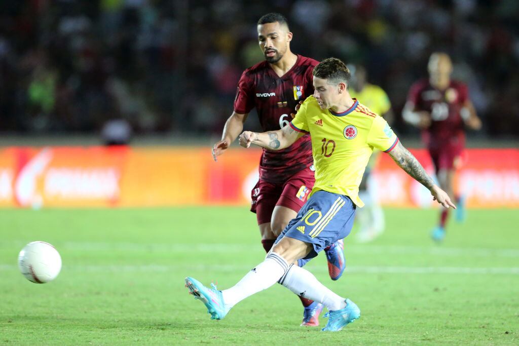 PUERTO ORDAZ, VENEZUELA - MARCH 29: James Rodriguez of Colombia plays the ball as William Tesillo of Venezuela defends during the FIFA World Cup Qatar 2022 qualification match between Venezuela and Colombia at Estadio Cachamay on March 29, 2022 in Puerto Ordaz, Venezuela. (Photo by Edilzon Gamez/Getty Images)