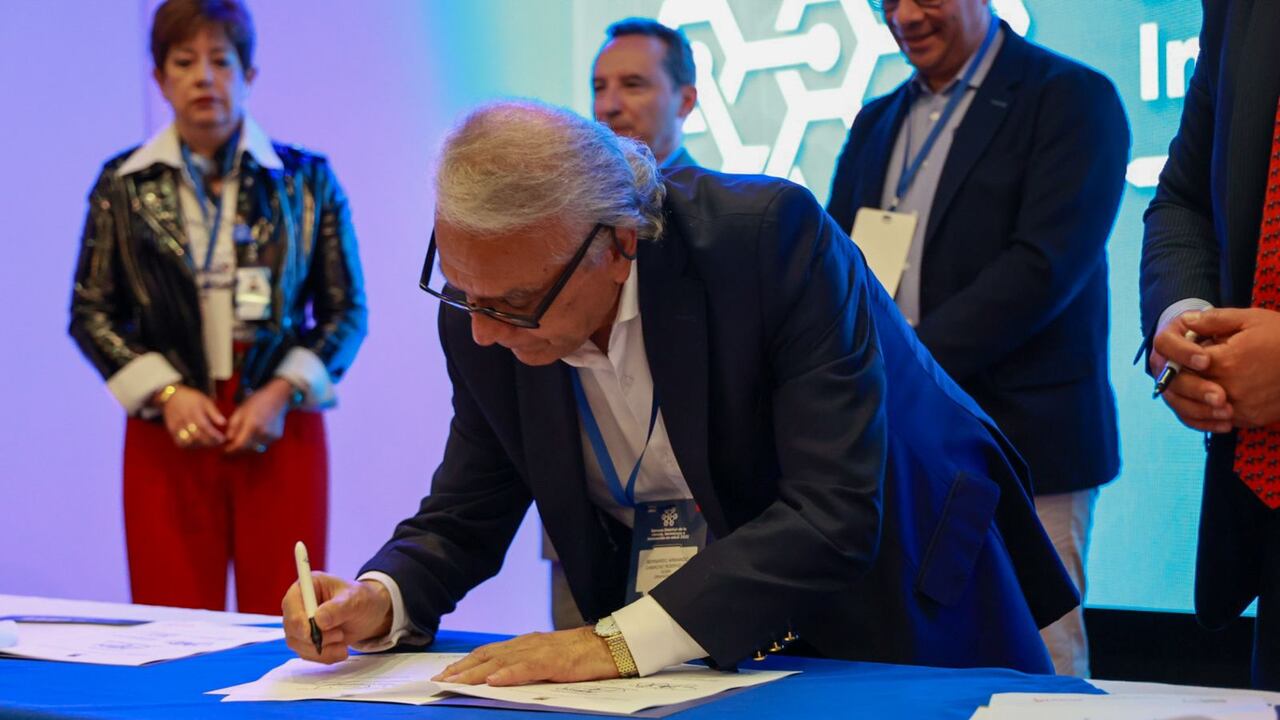 Director del Instituto Distrital de Ciencia, Biotecnología e Innovación en Salud (IDCBIS), Bernardo Camacho, en la firma del Memorando de Entendimiento de la Red Pública Distrital de Investigación e Innovación en Salud.