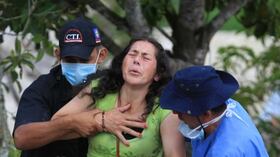 Flor Hilda Hernández vio por última vez a su hijo Elkin Gustavo el 13 de enero de este año. Vivían en una casa pobre de Ciudad Bolívar, en el sur de Bogotá. Durante todo este tiempo lo buscó incansablemente hasta que este jueves 25 de septiembre, luego de haber viajado durante 10 horas por tierra hasta Ocaña, en Norte de Santander, confirmó la horrible noticia de que su hijo, de 25 años, había muerto a los dos días de su desaparición. (Foto: Édgar Cusgüen Olarte- Cortesía La Opinión