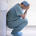 La compañía DocGo es la encargada de brindar servicios médicos, de asistencia, alimentación y transporte a los migrantes que llegan a Nueva York.