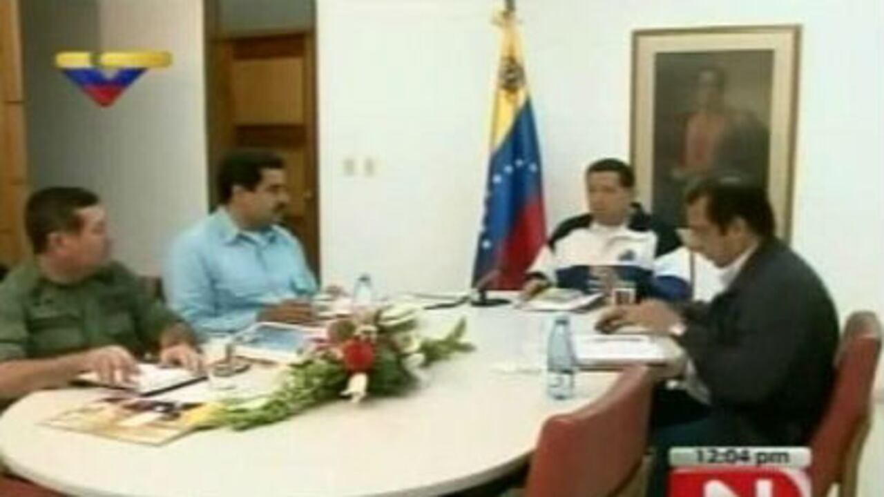 Imagen capturada del canal estatal de televisión Venezolana de Televisión el viernes del presidente de Venezuela, Hugo Chávez (2 d), conversando con el canciller venezolano Nicolás Maduro (2 i), su hermano, Adán (d), y el general Henry Rangel Silva (i), durante una reunión grabada el pasado miércoles por la tarde en La Habana (Cuba).