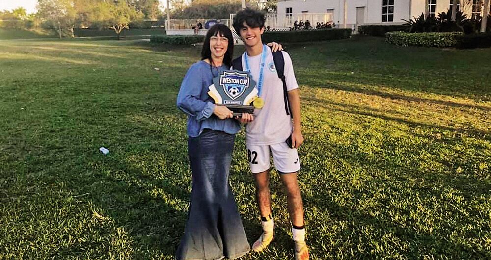 Devora y su hijo Sholem, fallecido a los 17 años.