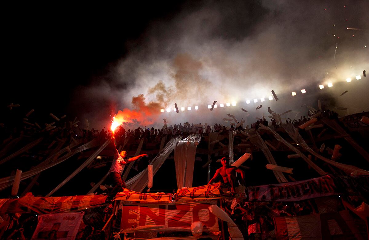 Aficionados del River Plate celebran la victoria de su equipo, que luego de vencer al Boca Juniors clasificó a la final de la Copa Sudamericana, en la que se enfrentará al Atlético Nacional. (AP)