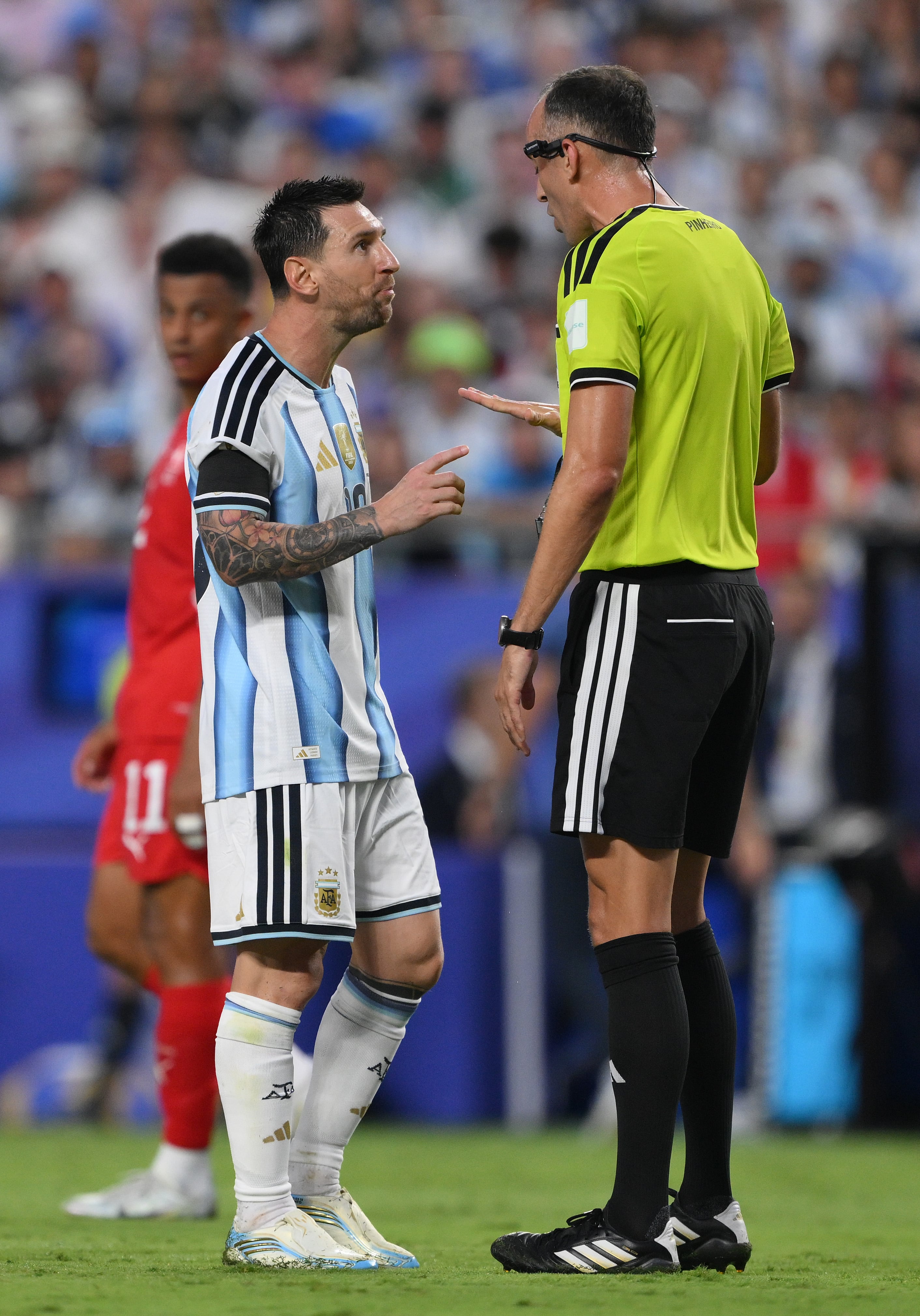 Lionel Messi y João Pinheiro en medio de su cara a cara durante Argentina vs. Suiza del Mundial 2026