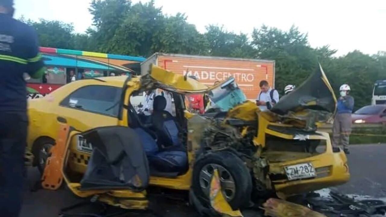 Un taxi chocó contra una volqueta en la vía oriental de Atlántico.
