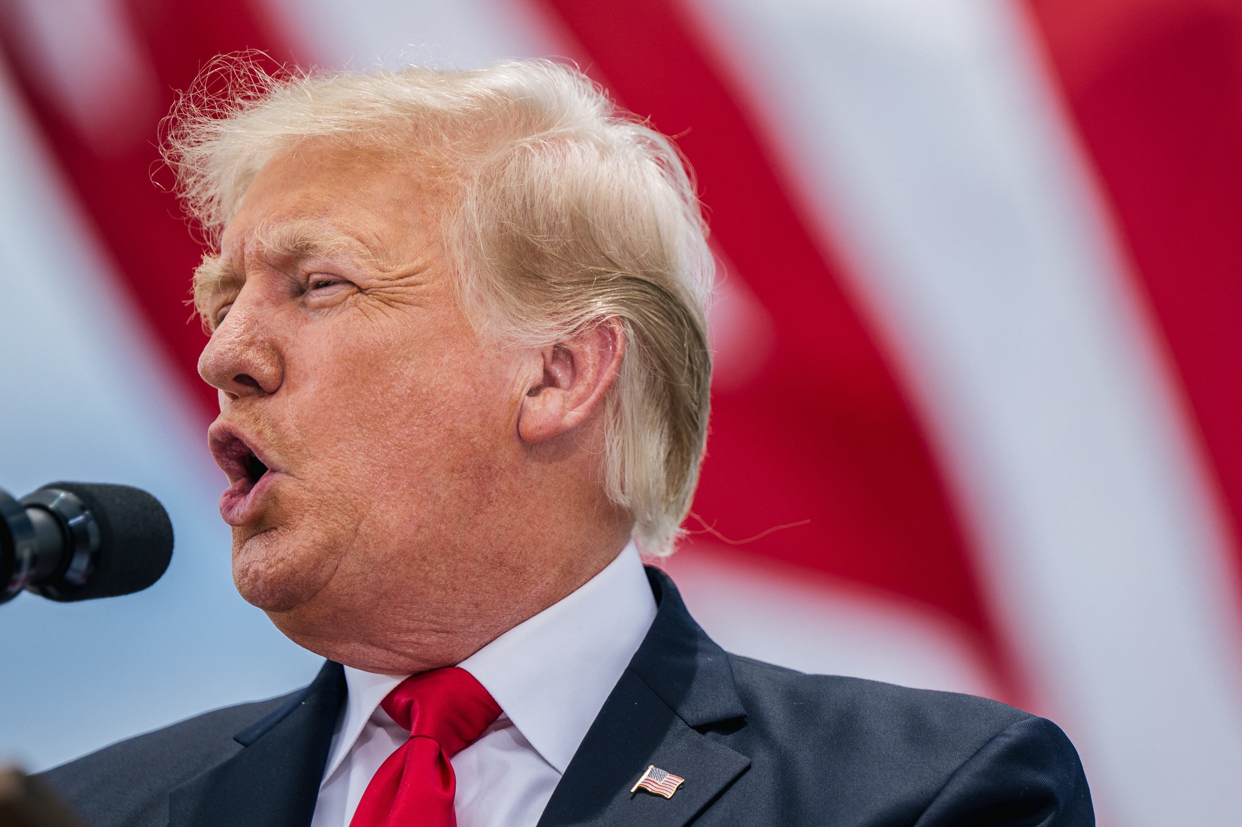 PHARR, TEXAS - 30 DE JUNIO: El ex presidente Donald Trump habla durante un recorrido por una sección inacabada del muro fronterizo el 30 de junio de 2021 en Pharr, Texas. El gobernador Abbott se ha comprometido a construir un muro fronterizo financiado por el estado entre Texas y México, ya que un aumento de inmigrantes en su mayoría centroamericanos que cruzan a Estados Unidos ha desafiado a las agencias de inmigración estadounidenses. En lo que va de 2021, los agentes de la Patrulla Fronteriza de EE. UU. Han detenido a más de 900.000 inmigrantes que cruzan hacia los Estados Unidos por la frontera sur. (Foto de Brandon Bell / Getty Images)