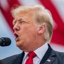 PHARR, TEXAS - 30 DE JUNIO: El ex presidente Donald Trump habla durante un recorrido por una sección inacabada del muro fronterizo el 30 de junio de 2021 en Pharr, Texas. El gobernador Abbott se ha comprometido a construir un muro fronterizo financiado por el estado entre Texas y México, ya que un aumento de inmigrantes en su mayoría centroamericanos que cruzan a Estados Unidos ha desafiado a las agencias de inmigración estadounidenses. En lo que va de 2021, los agentes de la Patrulla Fronteriza de EE. UU. Han detenido a más de 900.000 inmigrantes que cruzan hacia los Estados Unidos por la frontera sur. (Foto de Brandon Bell / Getty Images)