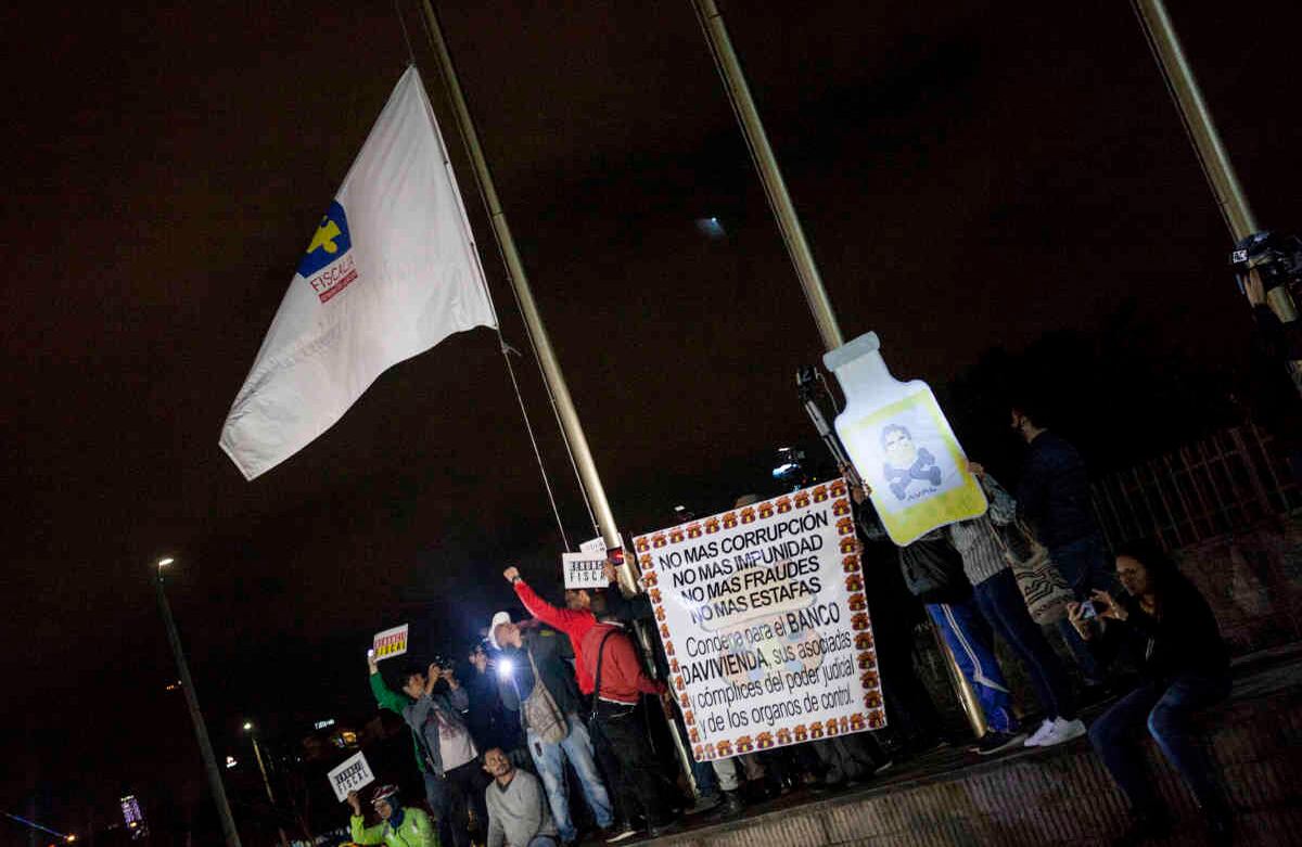 Los manifestantes dieron inicio a bajar la bandera de la fiscalía. Foto: Diana Rey Melo