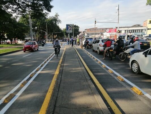 La invasión del carril exclusivo pone en peligro la vida de los ciclistas.