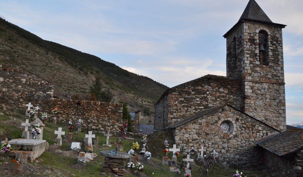 Iglesia y cementerio de Sant Sadurní (Meranges, Girona). Wikimedia Commons /   MARIA ROSA FERRE, CC BY-SA