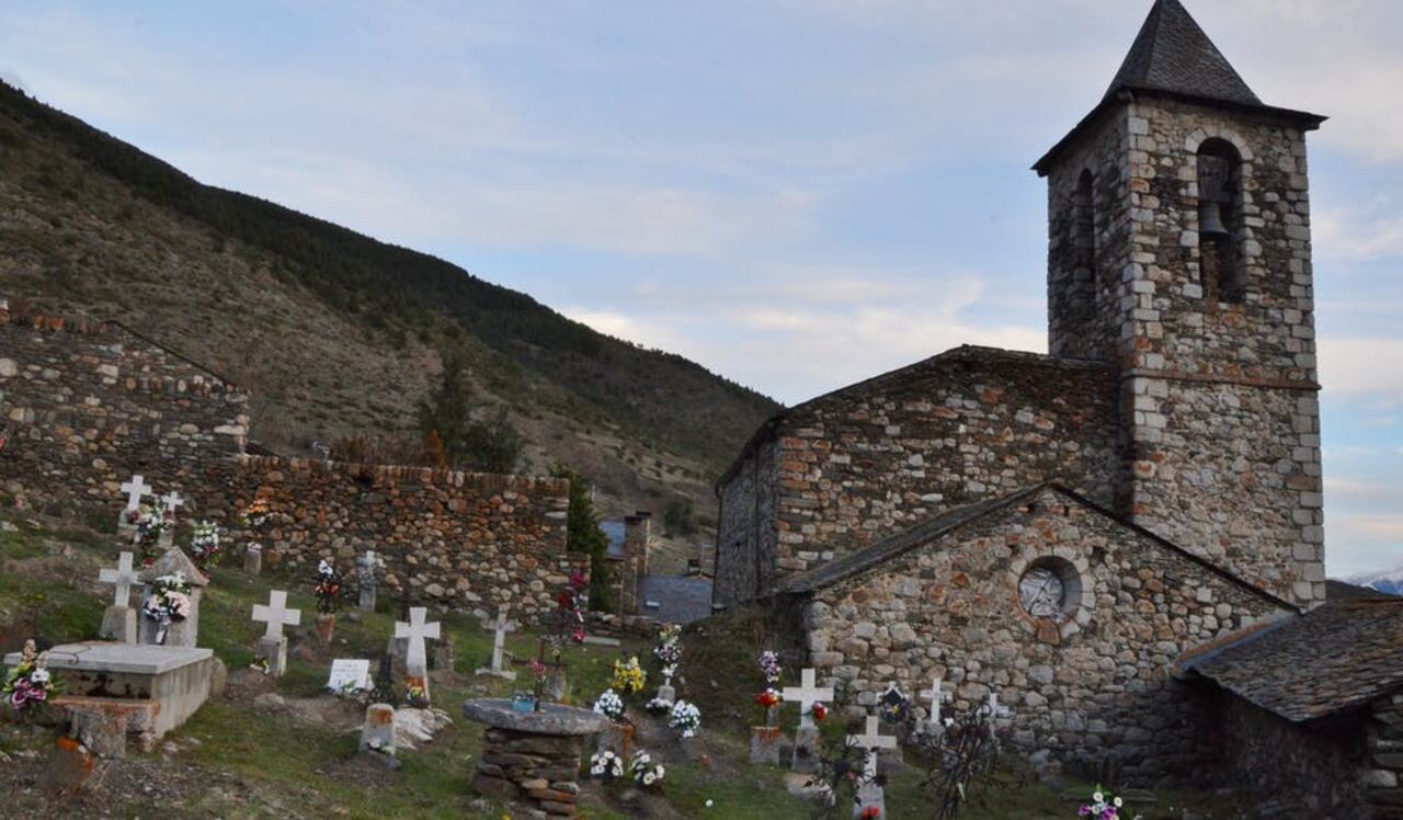 Iglesia y cementerio de Sant Sadurní (Meranges, Girona). Wikimedia Commons / MARIA ROSA FERRE, CC BY-SA