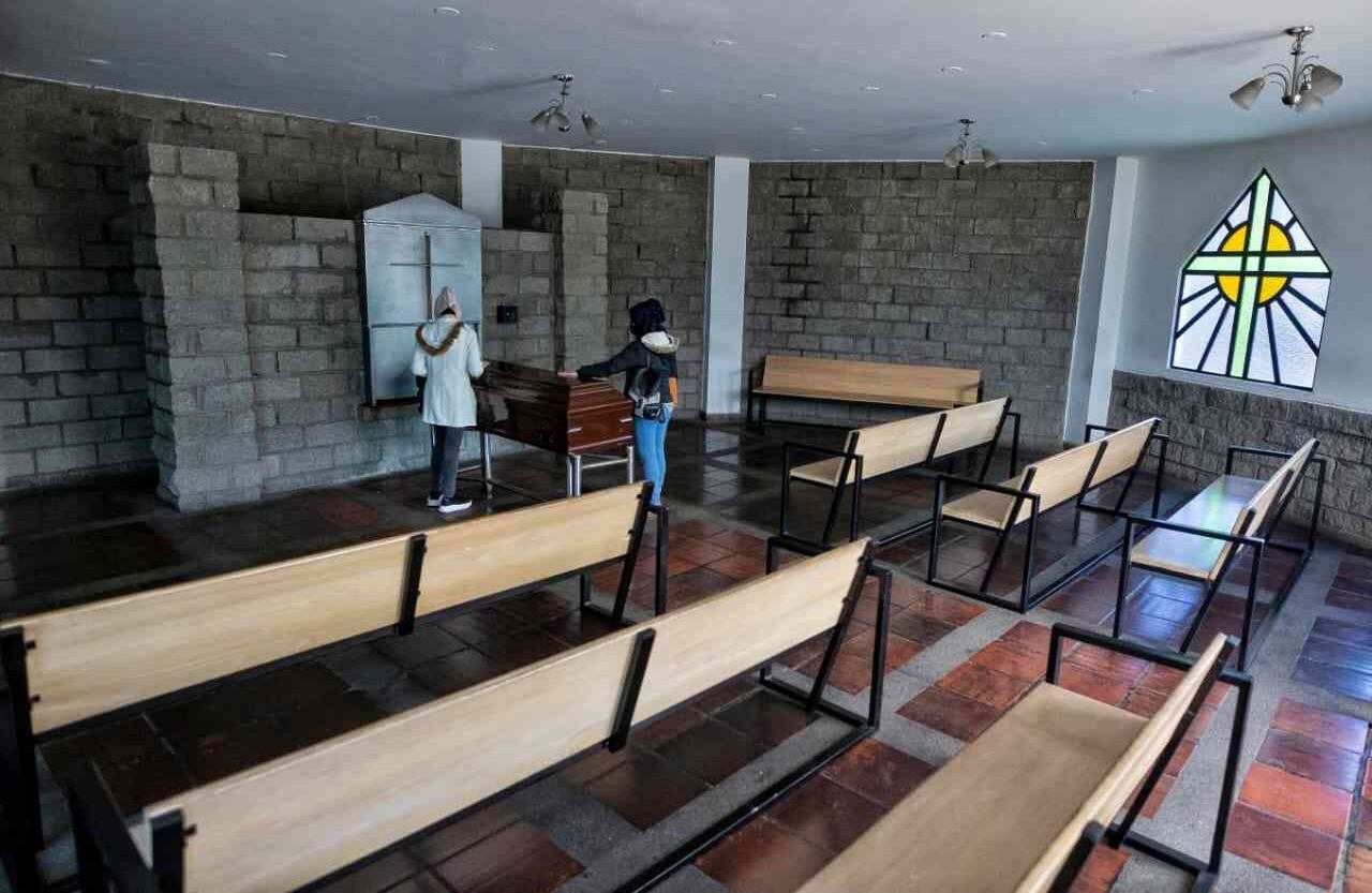 Ellas dos, al ser los únicos familiares de Carlos Javier en Bogotá, se encargaron de sus exequias. Como no venían preparadas para este desenlace, no tenían prendas negras ni formales para asistir a la funeraria. Una de ellas, incluso, decidió cubrirse el tapabocas de colores que inicialmente tenía con uno blanco que compró para darle formalidad a la ocasión. Foto: Esteban Vega La-Rotta/SEMANA