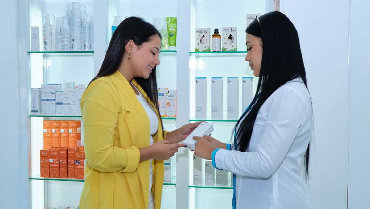 El equipo de Cutis Dermodroguerías, conformado por profesionales especializados, ofrece asesoría experta y personalizada en cada punto de venta, garantizando que cada cliente reciba el producto adecuado para el cuidado de su piel.